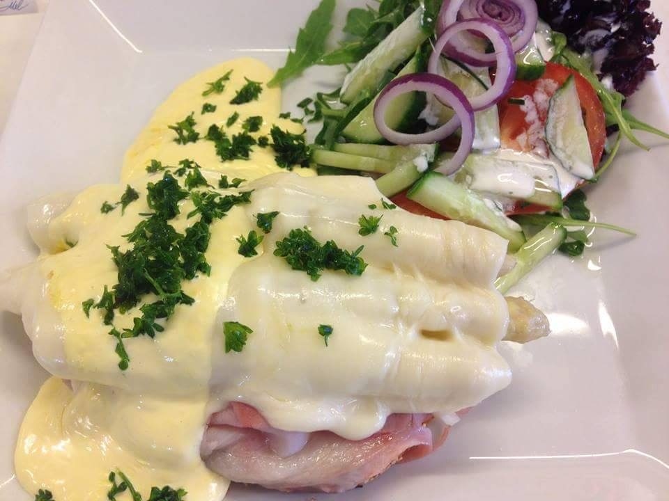 Smørristet brød med skinke, hvide asparges, sauce hollandaise og gratineret ost