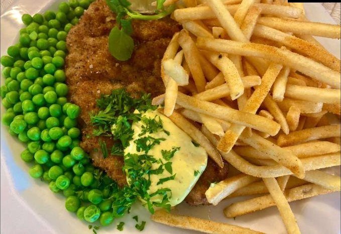 Bearnaiseschnitzel med pommes frites, ærter og bearnaise