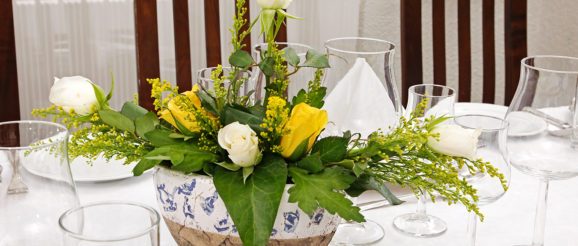 Dækket bord med blomster