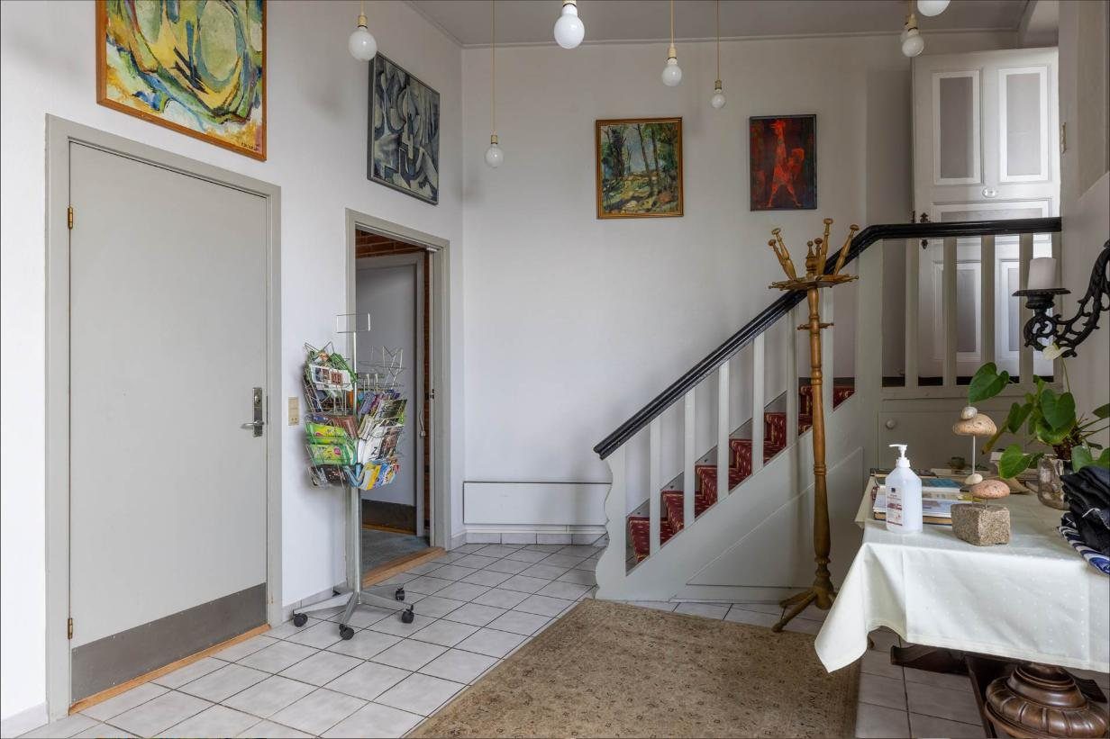 Entré med trappe og malerier