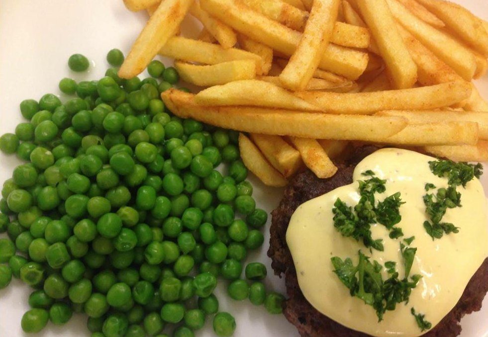 Herregårdsbøf med pommes frites, ærter og sauce bearnaise