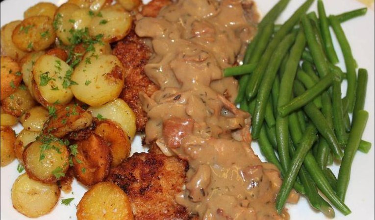 Jægerschnitzel med brasede kartofler, jægersovs og bønner