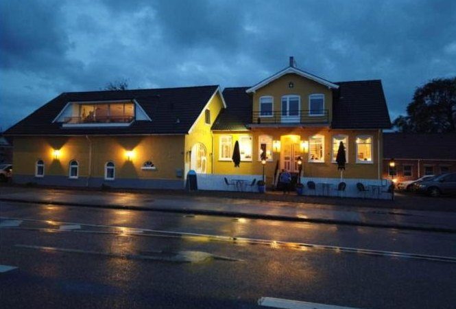Kroen oplyst en aften