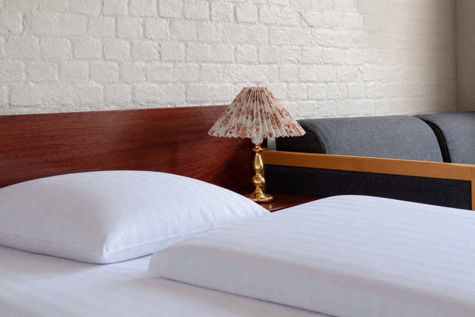 Natbordslampe ved sengen