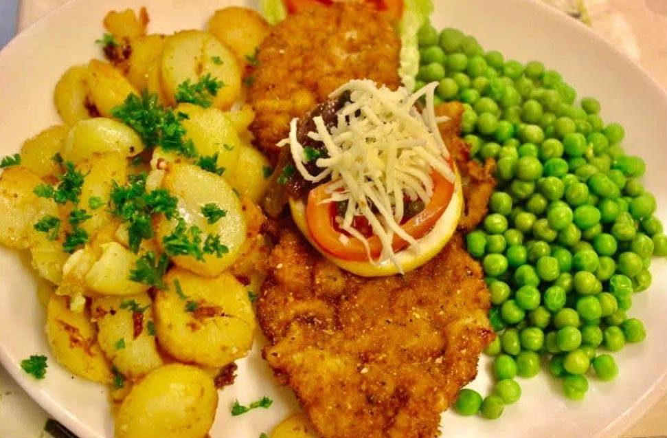 Schnitzel Wiener Art med brasede kartofler og ærter