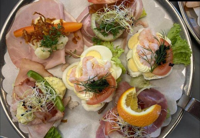 Fad med smørrebrød med skinke, æg og rejer